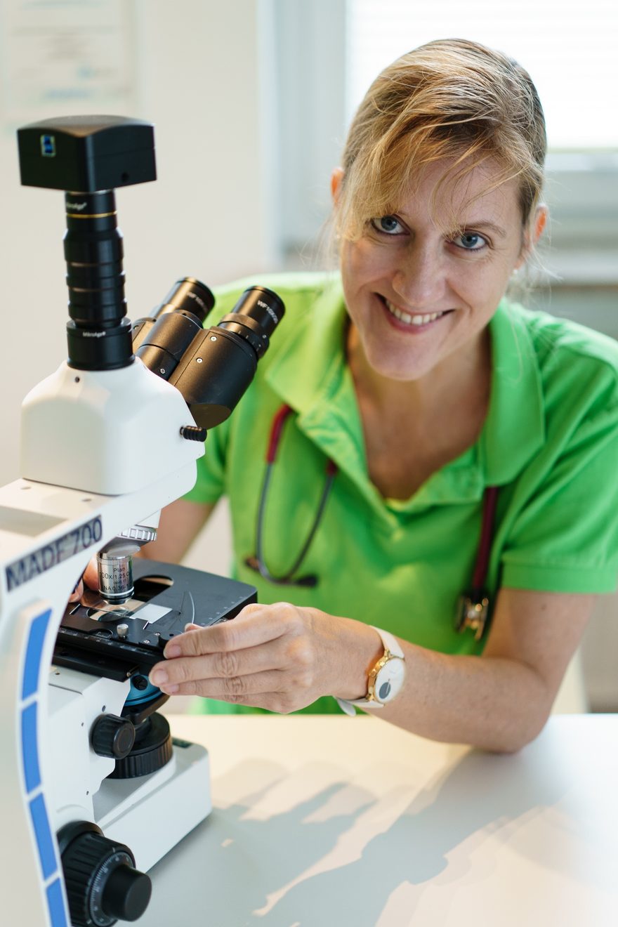 Melanie Mantey bei der Dunkelfeldmikroskopie