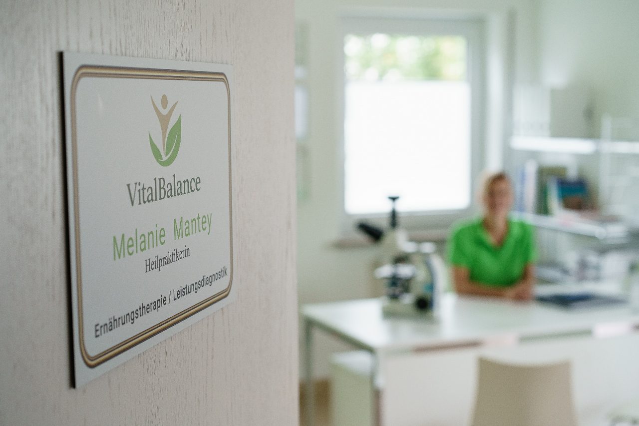 Praxisschild VitalBalance – Melanie Mantey, Heilpraktikerin